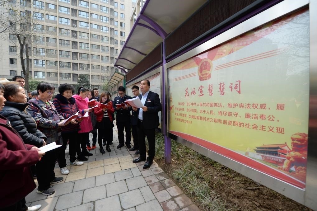 2018年3月20日，陜西寶倫律師事務(wù)所專職律師白銀濤（右一）在西安華遠(yuǎn)君城社區(qū)宣傳憲法知識。新華社記者 李一博 攝