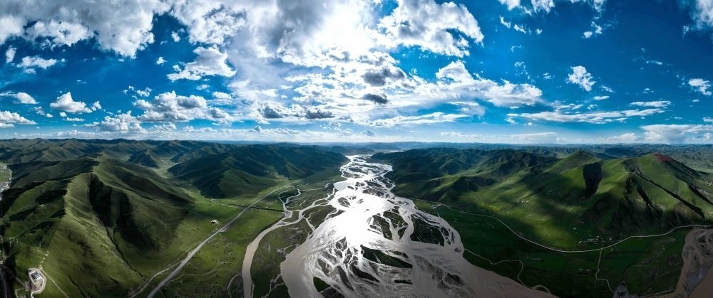 2024年7月31日在青海省果洛藏族自治州達(dá)日縣境內(nèi)拍攝的黃河（無人機(jī)全景照片）。