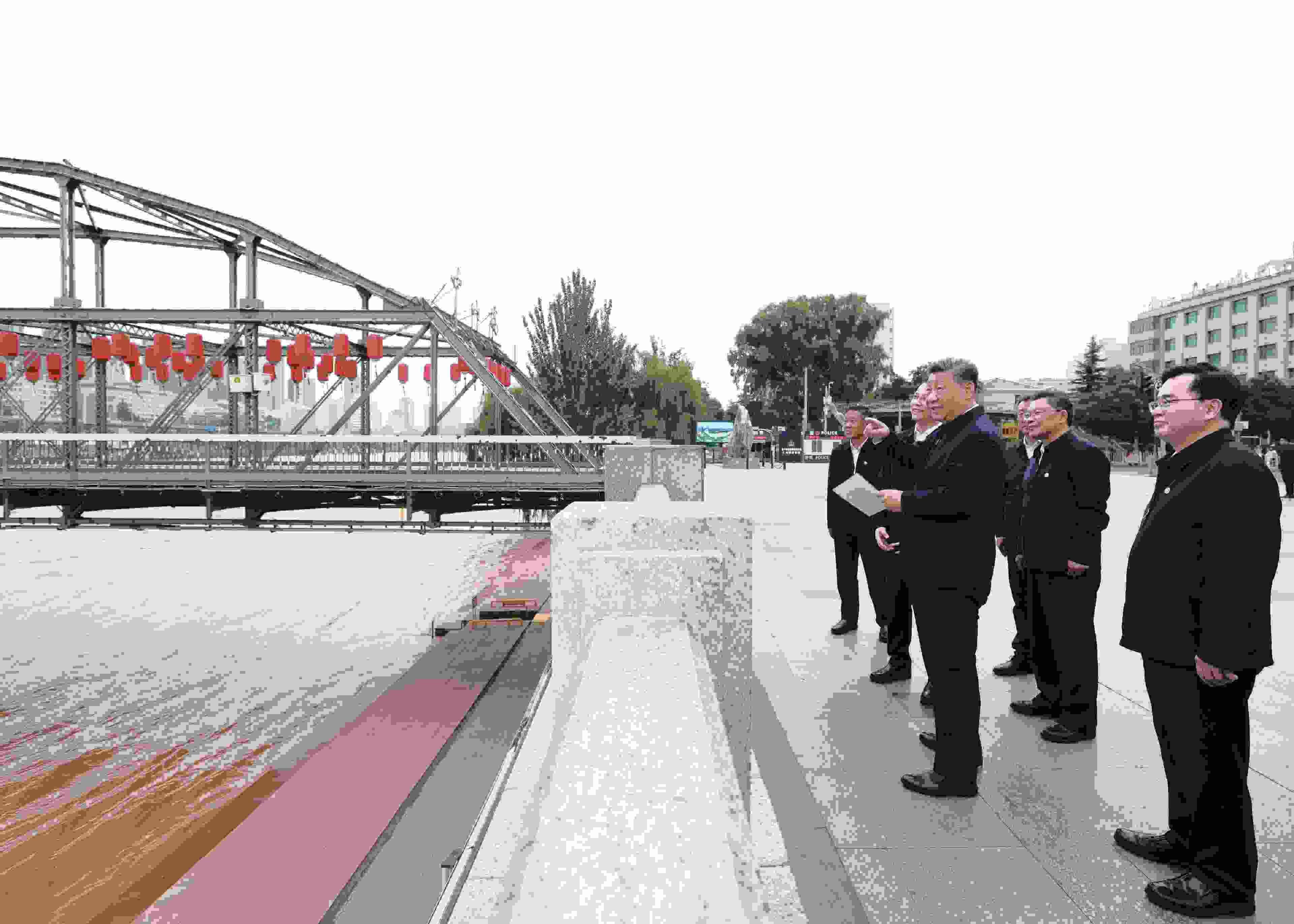△ 2024年9月11日，習(xí)近平總書記來到甘肅省蘭州市黃河蘭州中山橋段，了解當(dāng)?shù)赝苿狱S河流域生態(tài)保護(hù)情況。