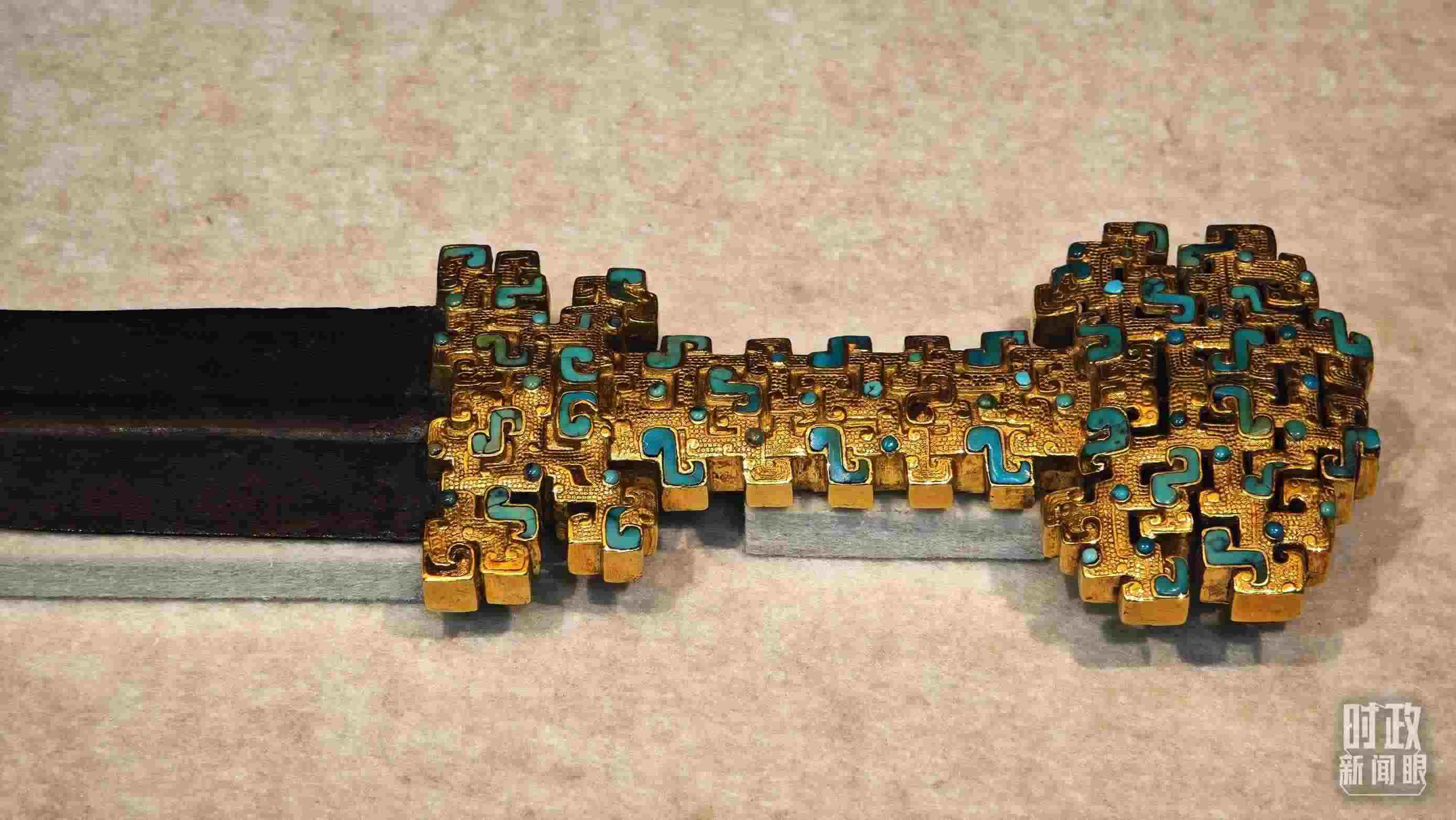 △這是1992年寶雞市益門二號(hào)墓出土的金柄鐵劍，劍柄嵌有綠松石。（總臺(tái)央視記者彭漢明拍攝）