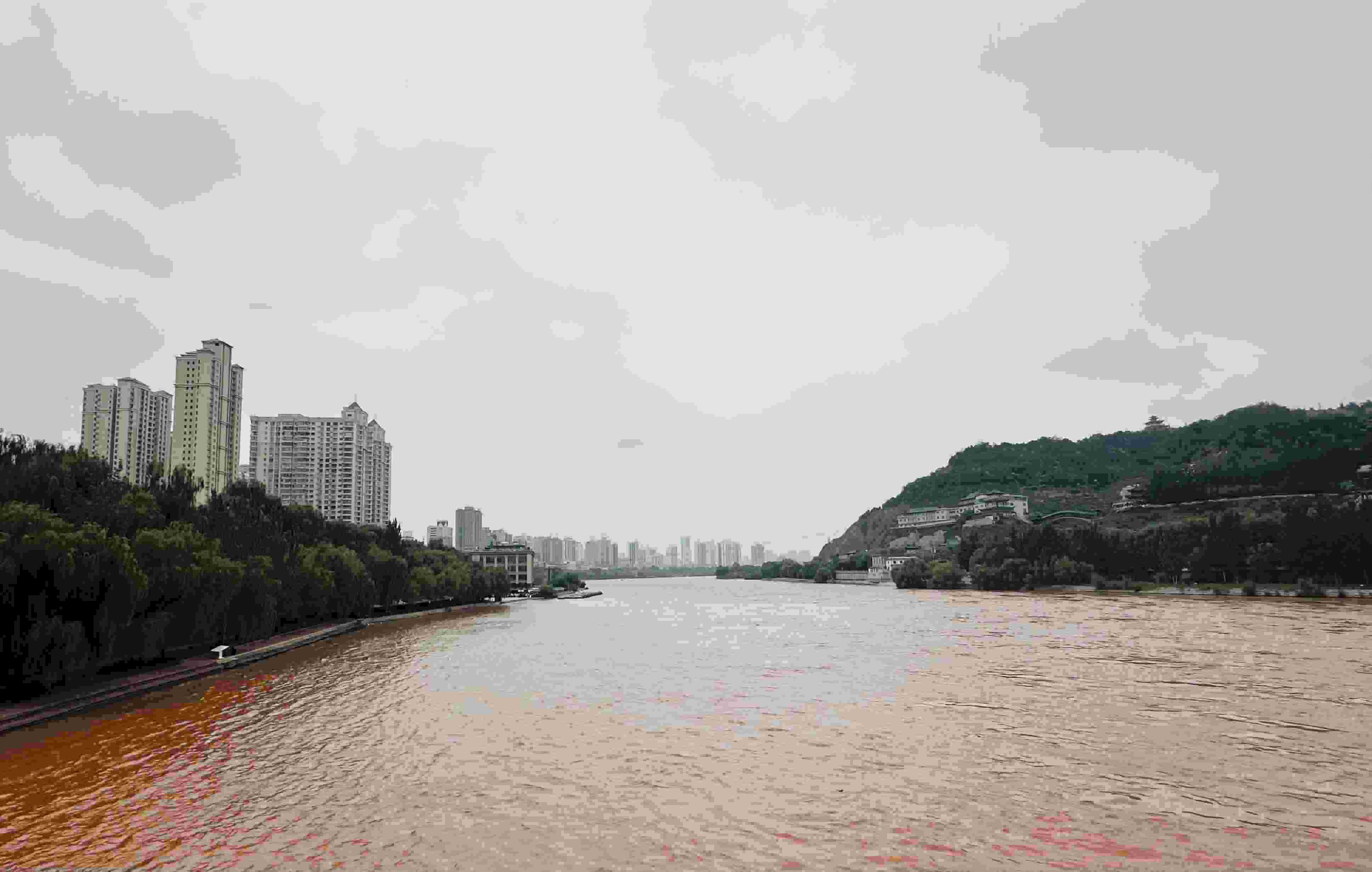 △黃河蘭州段。（總臺(tái)央視記者陸泓宇拍攝）