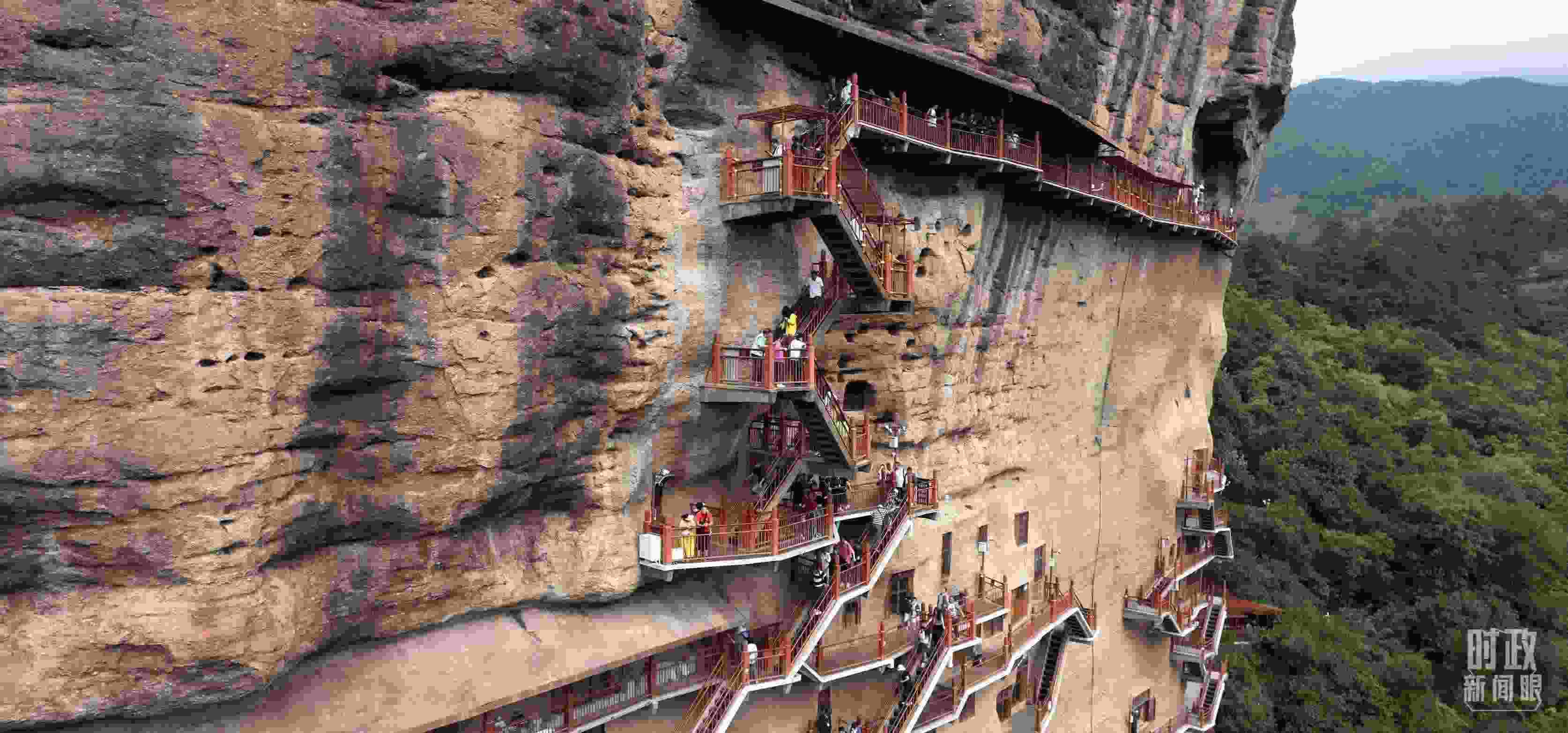 △麥積山石窟是國(guó)家5A級(jí)旅游景區(qū)，2024年上半年累計(jì)接待游客57萬(wàn)人。（總臺(tái)國(guó)廣記者李晉拍攝）