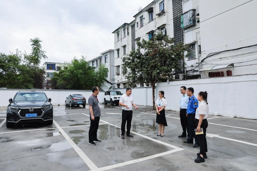 2024年9月11日，在浙江省湖州市，湖州吳興區(qū)人大代表、人大飛英街道工委代表及塔下街社區(qū)代表前往已改建的一處停車(chē)場(chǎng)進(jìn)行實(shí)地調(diào)研，監(jiān)督該改建項(xiàng)目的完成情況。新華社記者 徐昱 攝