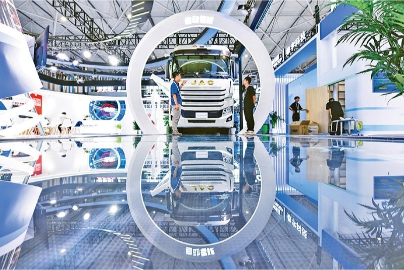 黨的二十屆三中全會提出，加快構建促進數(shù)字經(jīng)濟發(fā)展體制機制，完善促進數(shù)字產(chǎn)業(yè)化和產(chǎn)業(yè)數(shù)字化政策體系。2024年8月28日至30日，2024中國國際大數(shù)據(jù)產(chǎn)業(yè)博覽會在貴州貴陽舉辦。圖為工作人員在介紹無人駕駛重型卡車。 新華社記者 楊文斌/攝