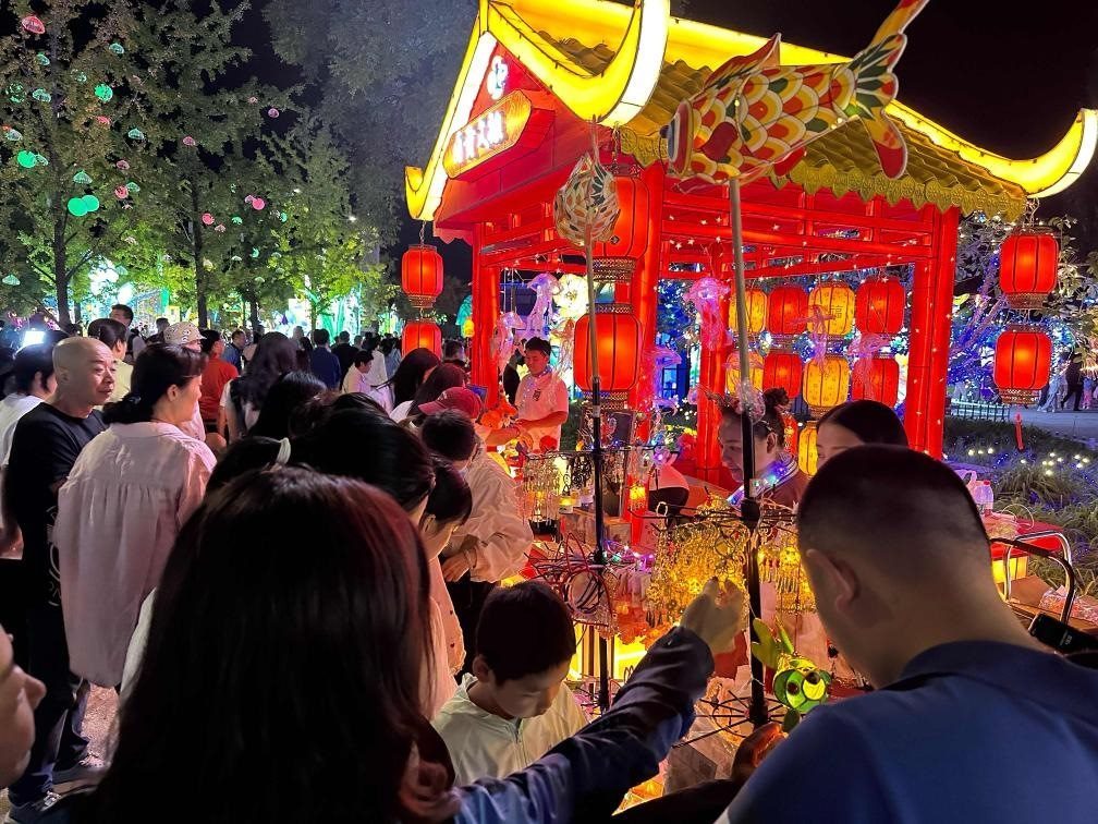市民游客在2024年北京中秋國慶彩燈游園會上選購特色文創(chuàng)商品。新華社記者楊淑君 攝