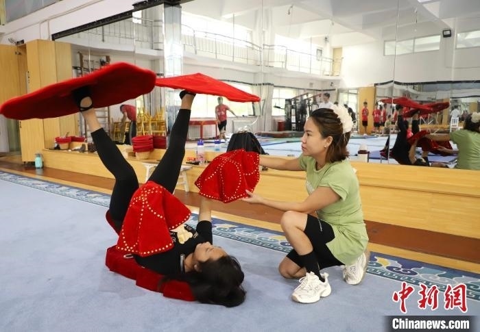 9月13日，來自老撾的紅姆(右)指導(dǎo)學(xué)員雜技動作。 馬天龍 攝