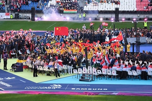 中國(guó)選手參加閉幕式。人民網(wǎng)記者 于超凡攝
