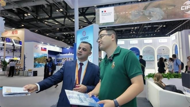 伊和·阿塔里扎德介紹阿塞拜疆產業(yè)園。人民網記者 楊倩攝