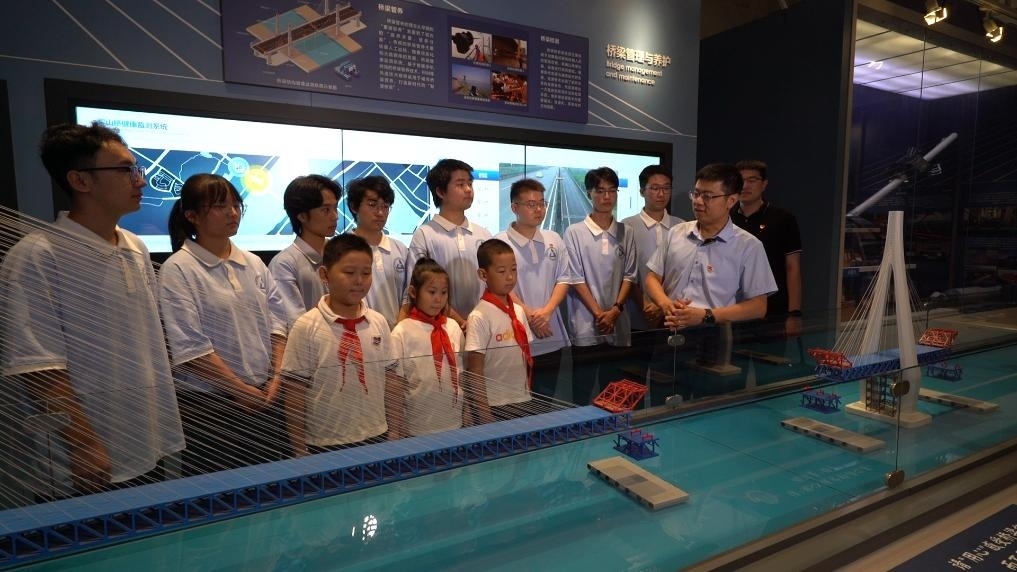 哈爾濱工業(yè)大學(xué)交通學(xué)院教師李順龍在中國橋梁博物館進行課程思政與橋梁科普。新華社發(fā)（張潤 攝）