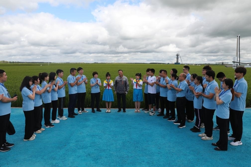 哈爾濱工業(yè)大學(xué)邀請農(nóng)業(yè)專家周德華為學(xué)生講授水稻種植的故事。新華社發(fā)