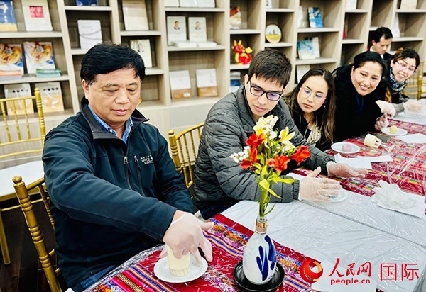 前來(lái)參加活動(dòng)的利馬居民共同制作冰皮月餅。人民網(wǎng)記者 宋亦然攝