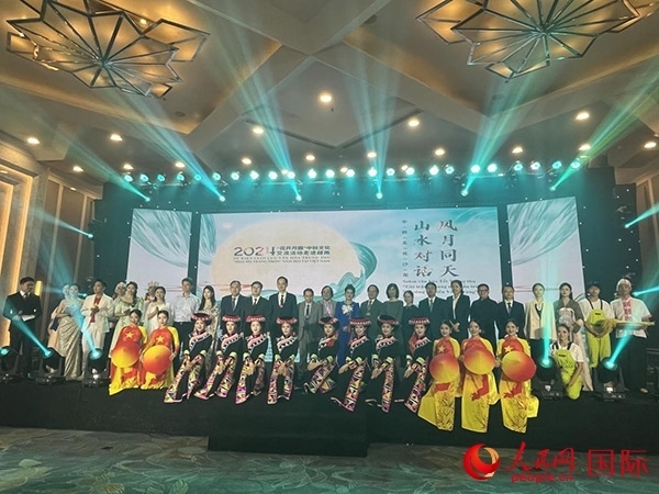 兩國(guó)嘉賓與中越藝術(shù)家現(xiàn)場(chǎng)合影。人民網(wǎng)記者 楊曄攝