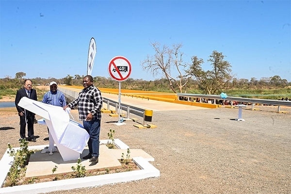 莫桑比克總統(tǒng)菲利佩·雅辛托·紐西（右）出席大橋通車儀式。中國電建供圖
