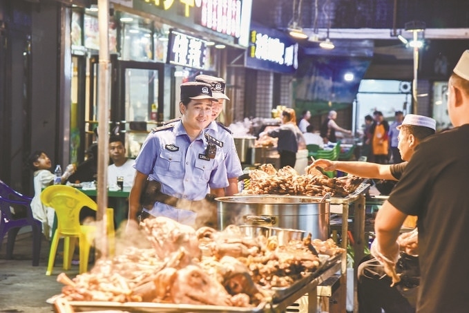 8月9日，甘肅省華亭市公安局組織民警輔警在夜市開展巡邏檢查。張亞強攝