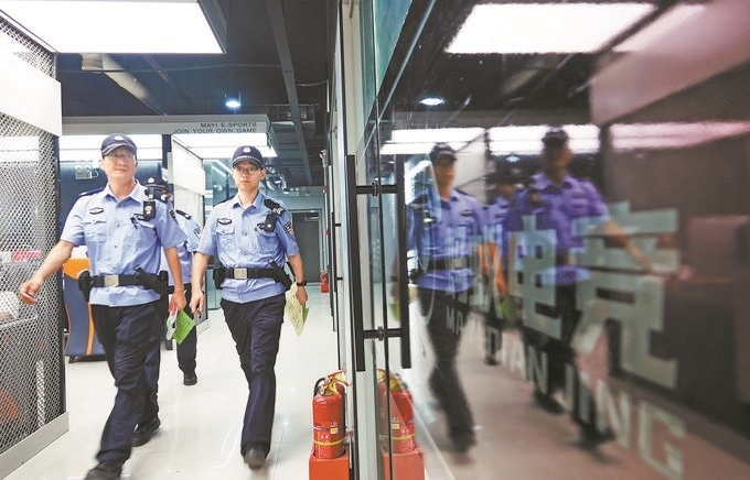 ▲7月6日，山西省新絳縣公安局龍興派出所組織警力對網(wǎng)吧等場所進行集中治安檢查。高新生攝