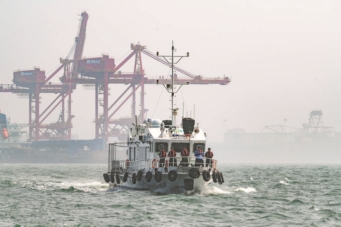 ?7月5日，秦皇島出入境邊防檢查站聯(lián)合秦皇島市公安局水陸巡特警支隊開展海上聯(lián)合巡航。陳凈萱攝