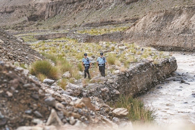 7月19日，新疆邊檢總站克州邊境管理支隊康蘇邊境檢查站民警輔警來到轄區(qū)烏恰縣康蘇水庫開展巡邏。明懿攝