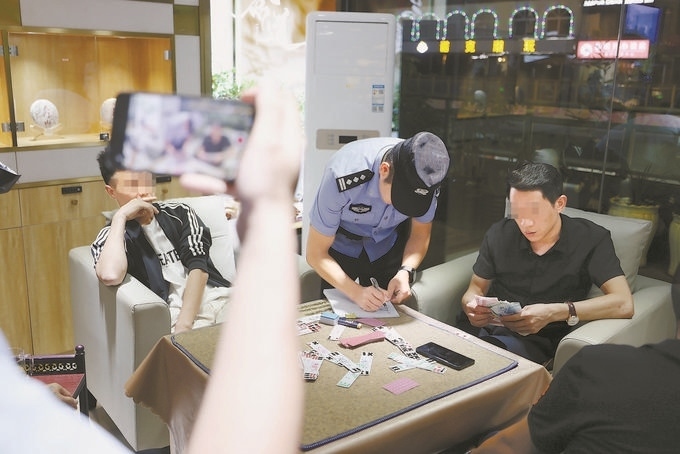 9月7日，云南省昆明市公安機關對棋牌室開展檢查。