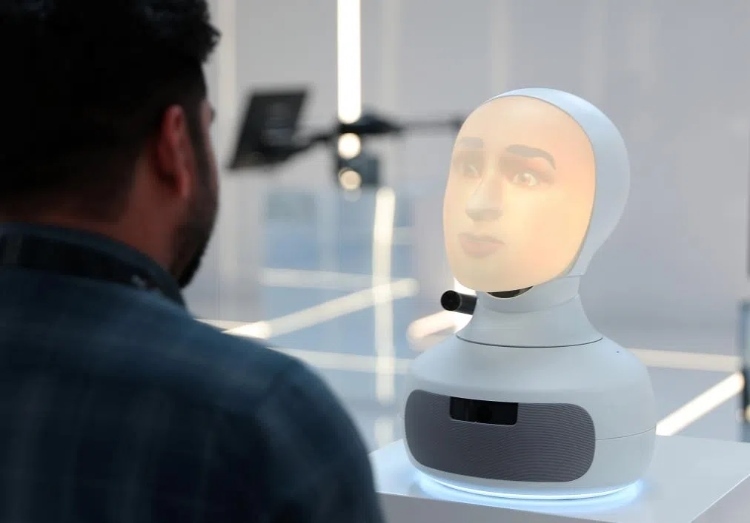 2024年9月12日，在沙特阿拉伯首都利雅得舉行的第三屆全球人工智能峰會上，一名參會者與“對話機器人”交流。新華社記者 王東震 攝