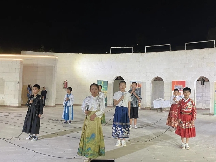 東方藝術(shù)文化館小朋友的詩朗誦表演。開羅中國文化中心供圖