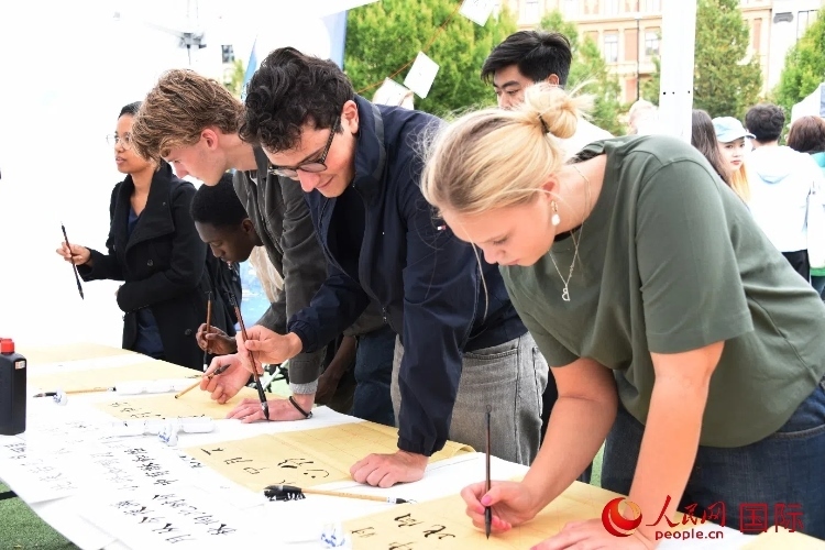 體驗中國書法。人民網(wǎng)記者 殷淼攝