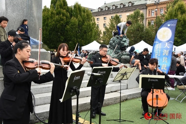 上海愛樂樂團“快閃”活動一瞥。人民網(wǎng)記者 殷淼攝