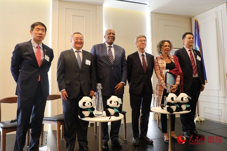 萊索托國王萊齊耶三世、中國常駐聯(lián)合國代表傅聰?shù)燃钨e出席活動。人民網(wǎng)記者 李志偉攝