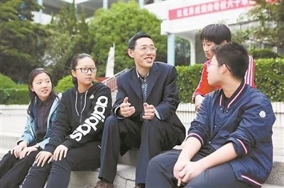 淮北市首批高層次人才儲(chǔ)備金獲得者、淮北市第一中學(xué)教師陳超（左三）在與學(xué)生交談?；幢笔形瞬殴ぷ骶止﹫D