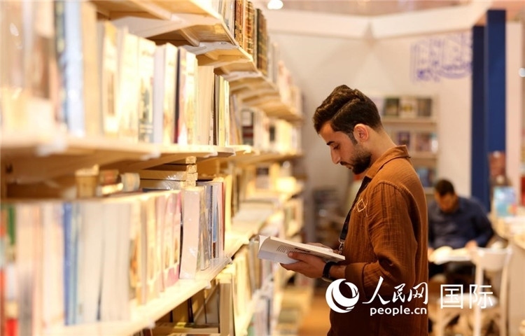 一位民眾在讀書。人民網(wǎng)中東中心分社奧馬爾·哈利勒攝