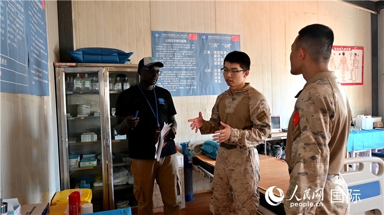 圖4 介紹醫(yī)療設(shè)施。孫千攝