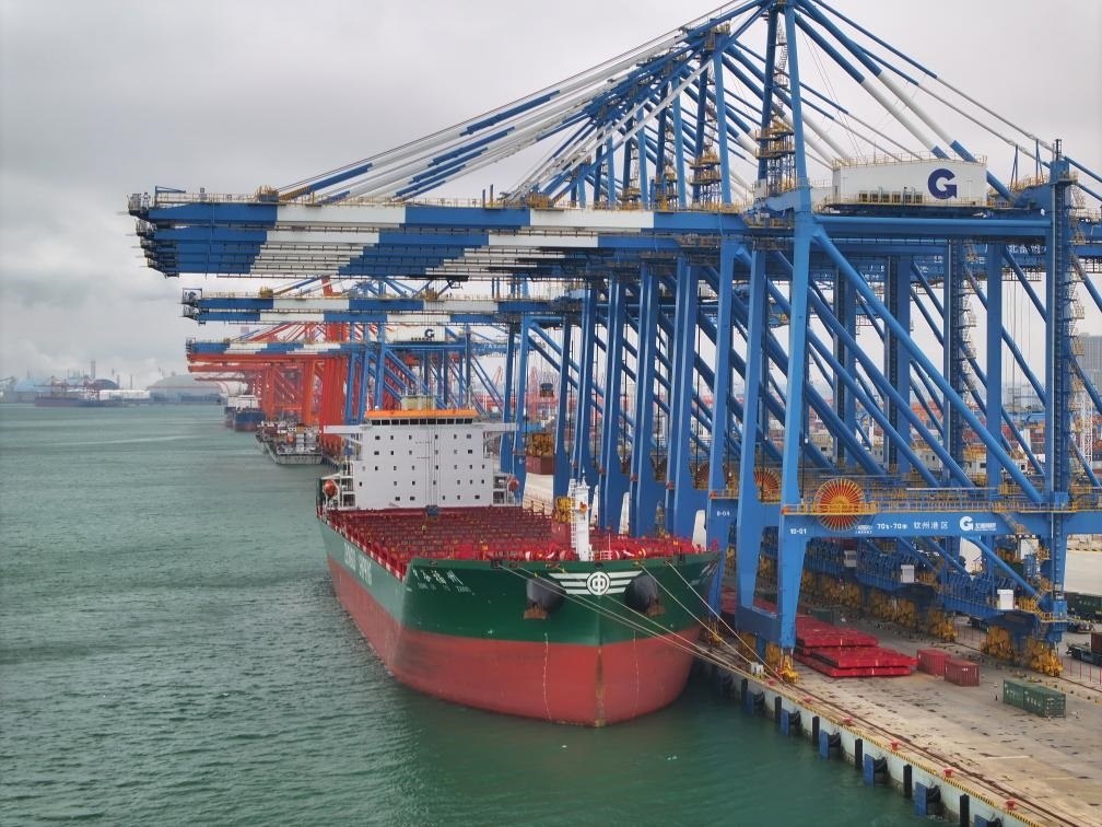 2月23日拍攝的廣西北部灣港欽州港區(qū)的碼頭堆場(chǎng)（無(wú)人機(jī)照片）。新華社記者 周華 攝