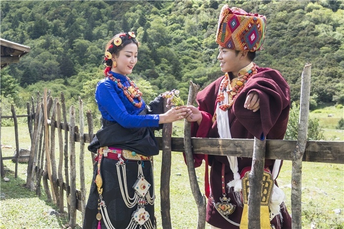 康定情歌（木格措）風(fēng)景區(qū)中的一對年輕人。林革文攝