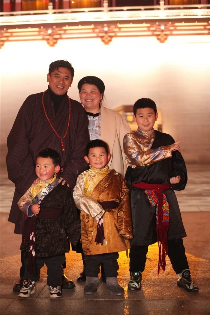康定的節(jié)日氛圍多元和諧。圖為2024年元宵夜，洛讓銀登一家五口在旅行中拍攝的合影。資料圖片