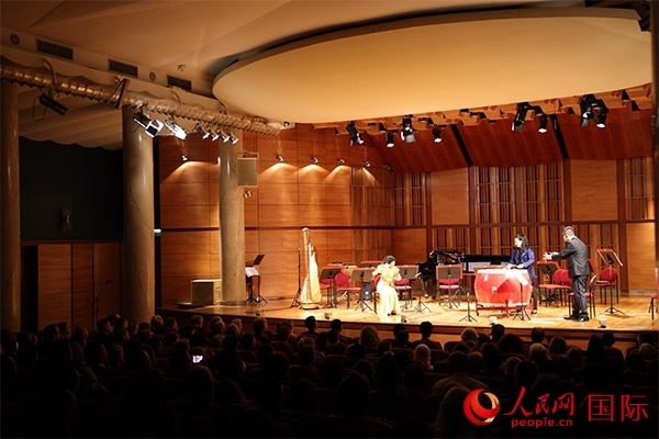 中國(guó)歌劇舞劇院的音樂(lè)家表演京劇曲牌《夜深沉》。人民網(wǎng)記者 禹麗敏攝