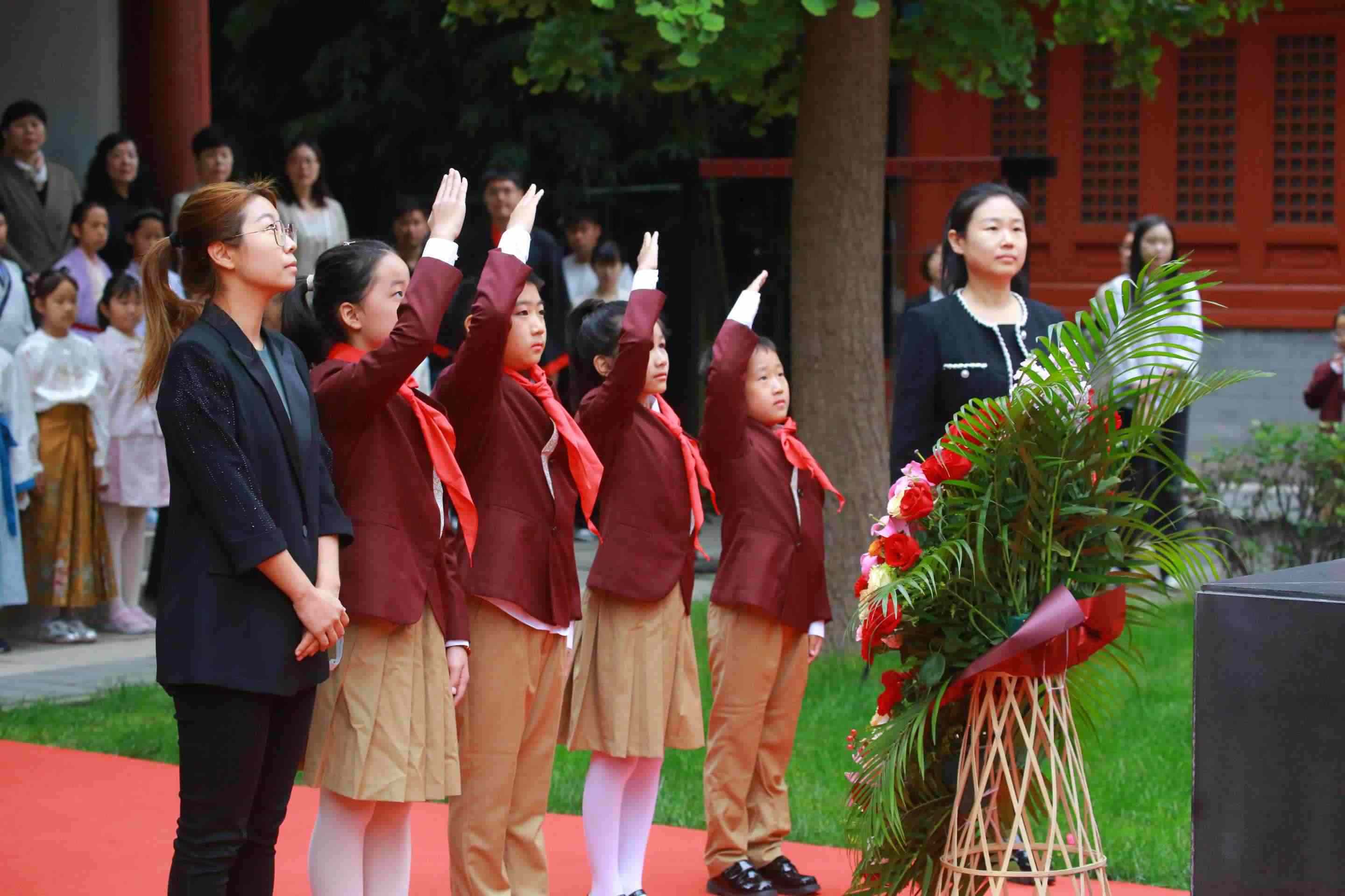 少先隊(duì)員敬獻(xiàn)花籃。校方供圖