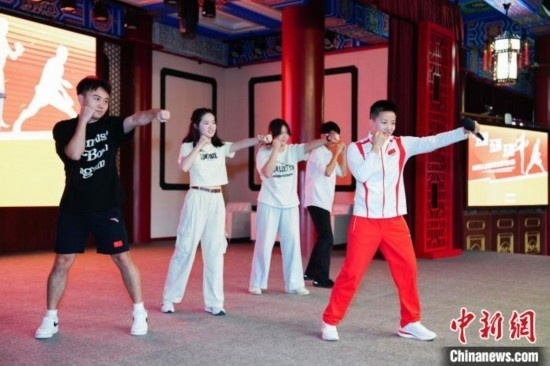 巴黎奧運(yùn)會(huì)拳擊冠軍吳愉現(xiàn)場(chǎng)教學(xué)。上海市港澳辦供圖