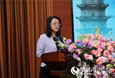 福建省人民政府外事辦公室副主任黃劭蓉在“走進(jìn)中華文明——海絲印記 世遺泉州”主題人文交流活動(dòng)中致辭。人民網(wǎng) 王婧攝