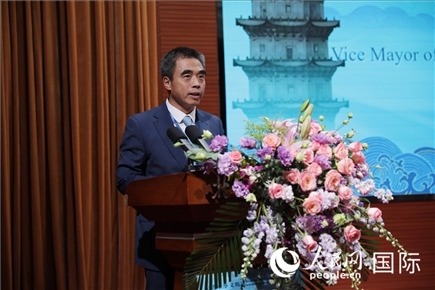 泉州市人民政府副市長(zhǎng)姚飛在“走進(jìn)中華文明——海絲印記 世遺泉州”主題人文交流活動(dòng)中致辭。人民網(wǎng) 王婧攝