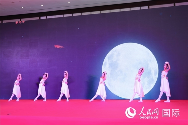 中國(guó)青少年歌舞表演。人民網(wǎng)記者任皓宇攝
