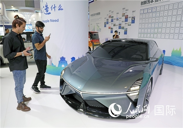 東博會(huì)上，上汽通用五菱展出的一款名為“東盟之光”的新能源概念車吸引參觀者駐足。人民網(wǎng)記者趙益普攝