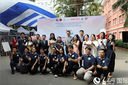 中越兩國嘉賓和教師代表合影。人民網(wǎng)記者 楊曄攝