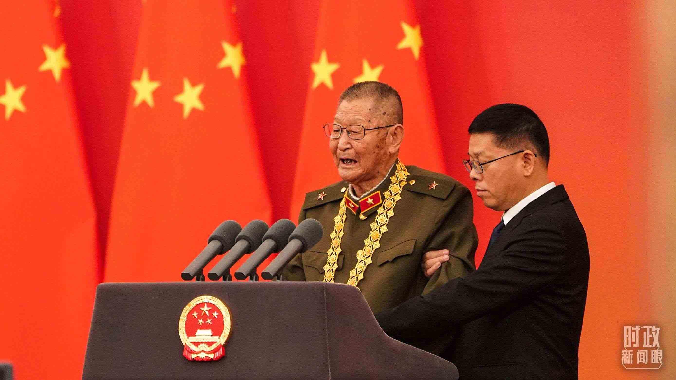 “共和國勛章”獲得者黃宗德在頒授儀式上發(fā)言。（總臺記者李晉拍攝）