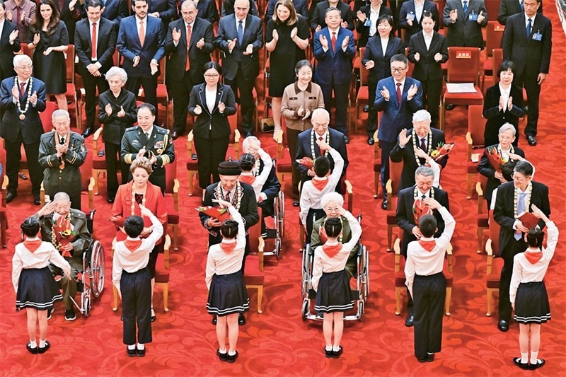 2024年9月29日，中華人民共和國國家勛章和國家榮譽稱號頒授儀式在北京人民大會堂隆重舉行。圖為少先隊員向國家勛章和國家榮譽稱號獲得者敬禮致意。 新華社記者 岳月偉/攝