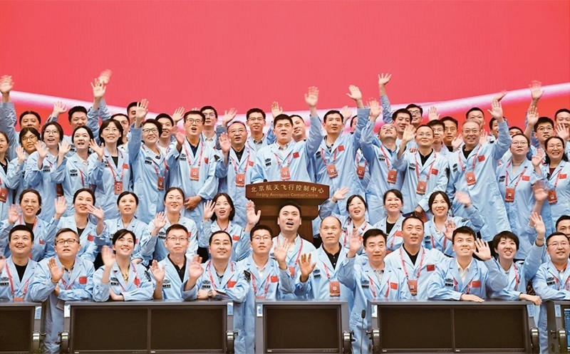 嫦娥六號完成了人類歷史上首次月球背面采樣，突破了多項關(guān)鍵技術(shù)，是我國建設(shè)航天強國、科技強國取得的又一標志性成果，是我國探月工程的重要里程碑。圖為2024年6月25日，嫦娥六號任務(wù)圓滿成功后，工作人員在北京航天飛行控制中心合影。 新華社記者 金良快/攝
