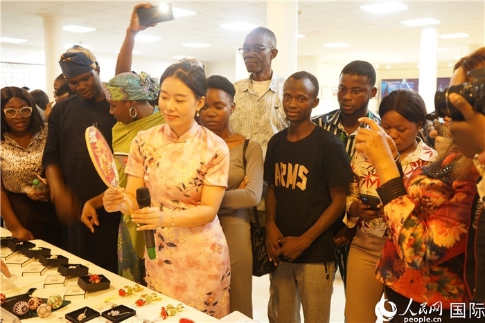 向尼日利亞觀眾介紹中國(guó)刺繡。人民網(wǎng)記者 姜宣攝