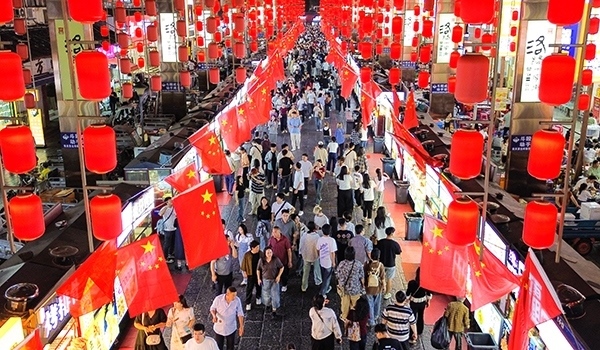 國慶臨近，河南省洛陽市老城歷史文化街區(qū)裝扮一新，國旗招展，處處洋溢著濃厚的國慶節(jié)日氛圍。來源：人民圖片網(wǎng)