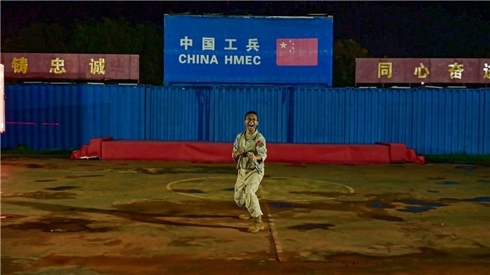 官兵帶來精彩的雙節(jié)棍表演。馬騫攝