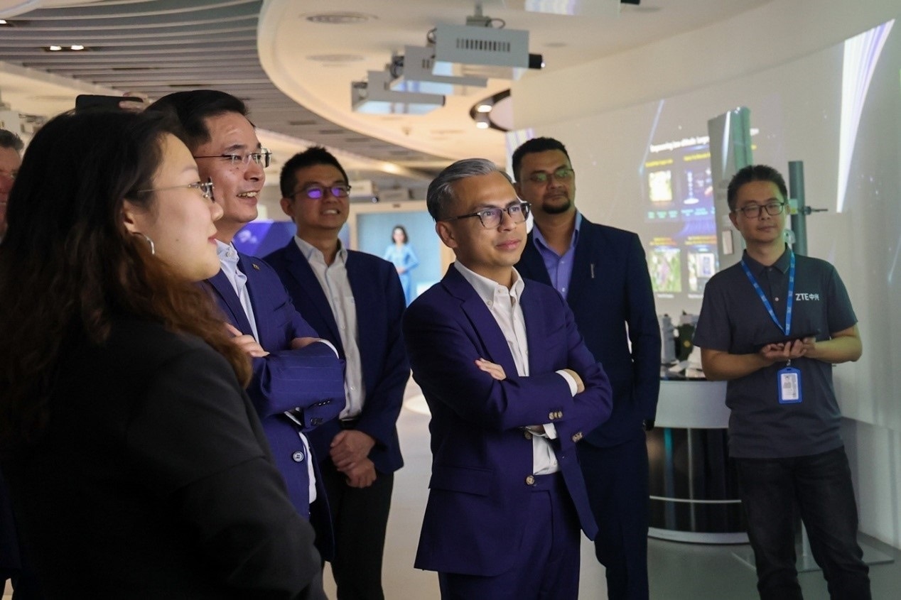 馬來西亞通訊部長法米·法茲（右三）在華訪問中國知名通信企業(yè)。（照片由馬來西亞通訊部提供） (1)
