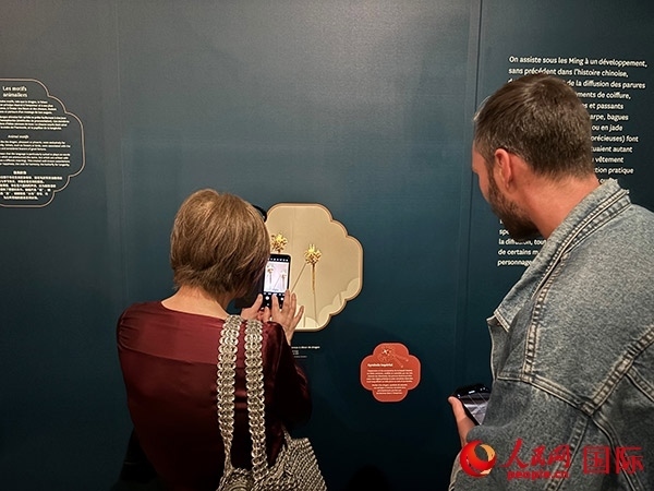  法國觀眾在展區(qū)拍照留念。人民網(wǎng)記者 于超凡攝