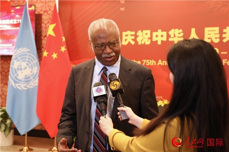 聯(lián)大主席菲勒蒙在招待會(huì)現(xiàn)場接受媒體采訪，他向中國政府和人民致以節(jié)日祝賀，表示中國的發(fā)展成就令人驚嘆。人民網(wǎng)記者 李志偉攝